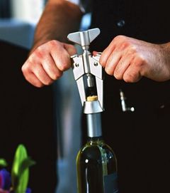 没有开瓶器如何开红酒（没有开瓶器如何开红酒塞子捅进去一点）,没有开瓶器如何开红酒（没有开瓶器如何开红酒塞子捅进去一点）,第1张