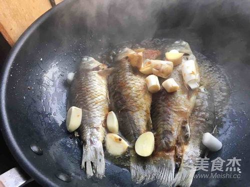 家常炖鲫鱼(家常炖鲫鱼的做法详细步骤),第2张 家常炖鲫鱼(家常炖鲫鱼的做法详细步骤),家常炖鲫鱼(家常炖鲫鱼的做法详细步骤),第2张